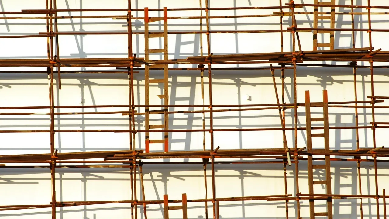Échafaudage dressé contre une façade en travaux