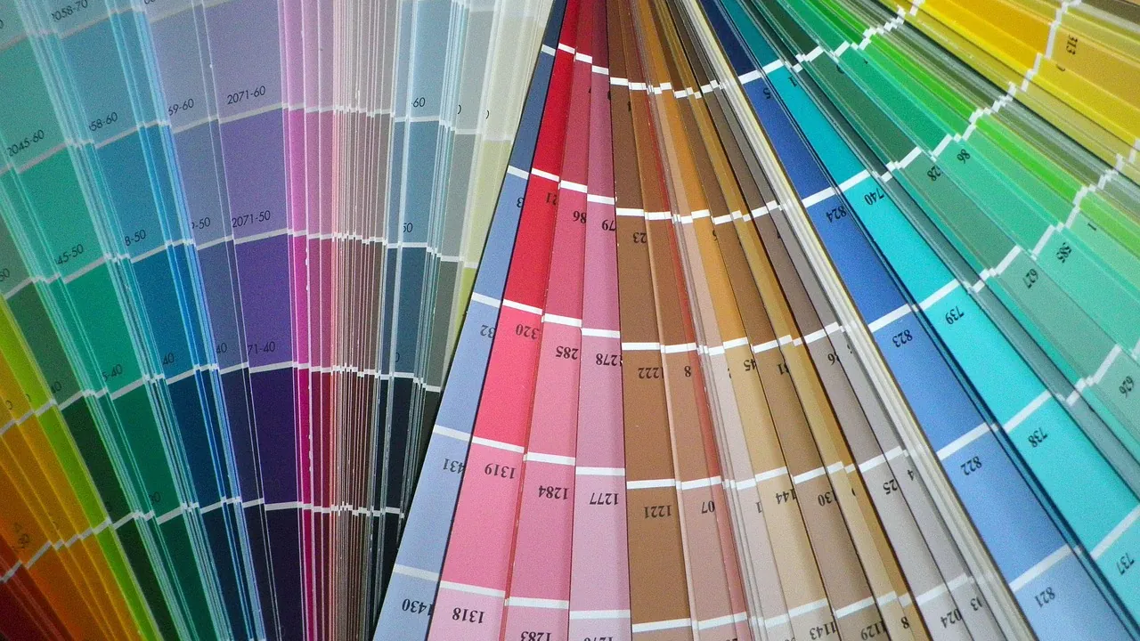 Nuancier de peinture déployé en éventail, avec ses références