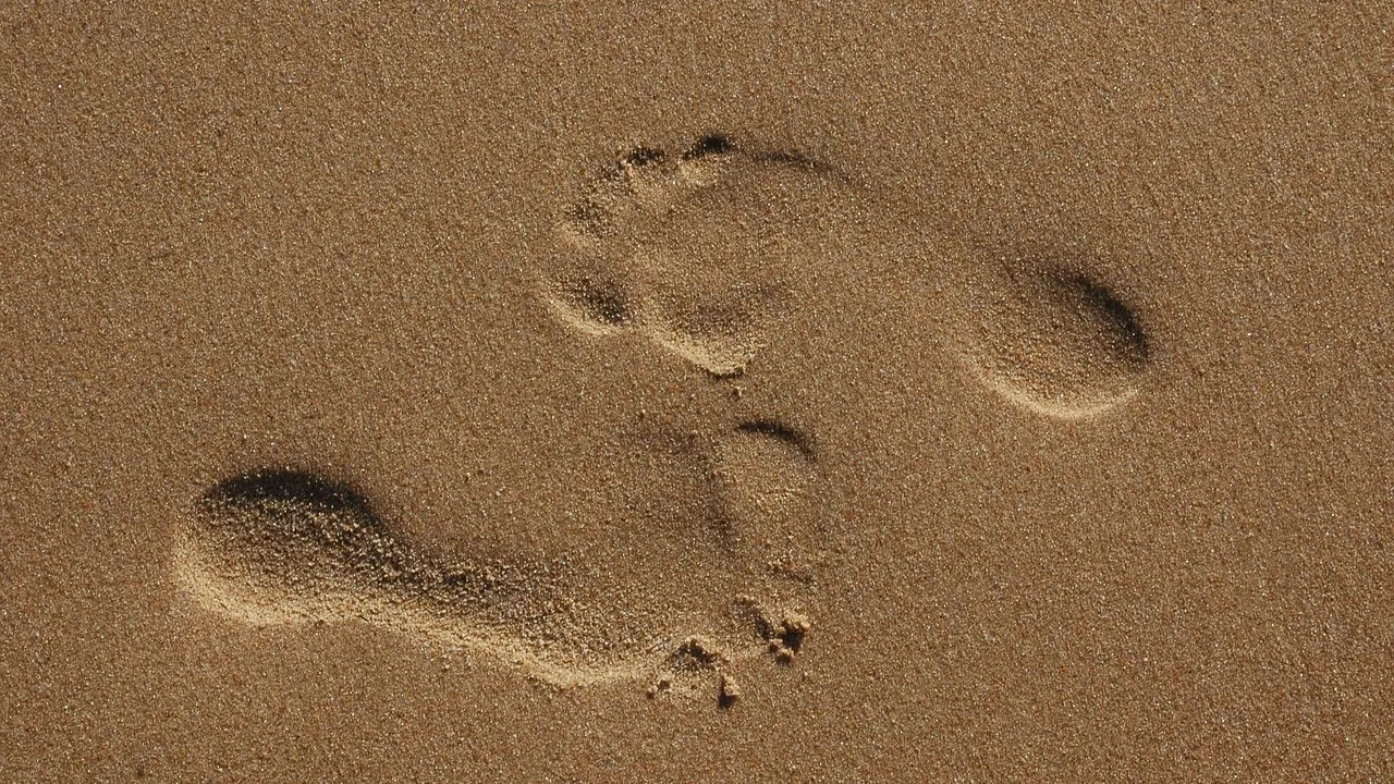 Empreinte de pas laissée dans le sable