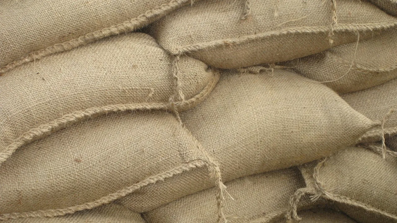 Sacs de sable empilés en muret